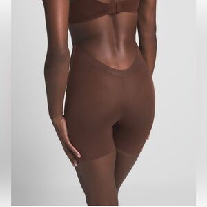 Skims LOW BACK SHORT